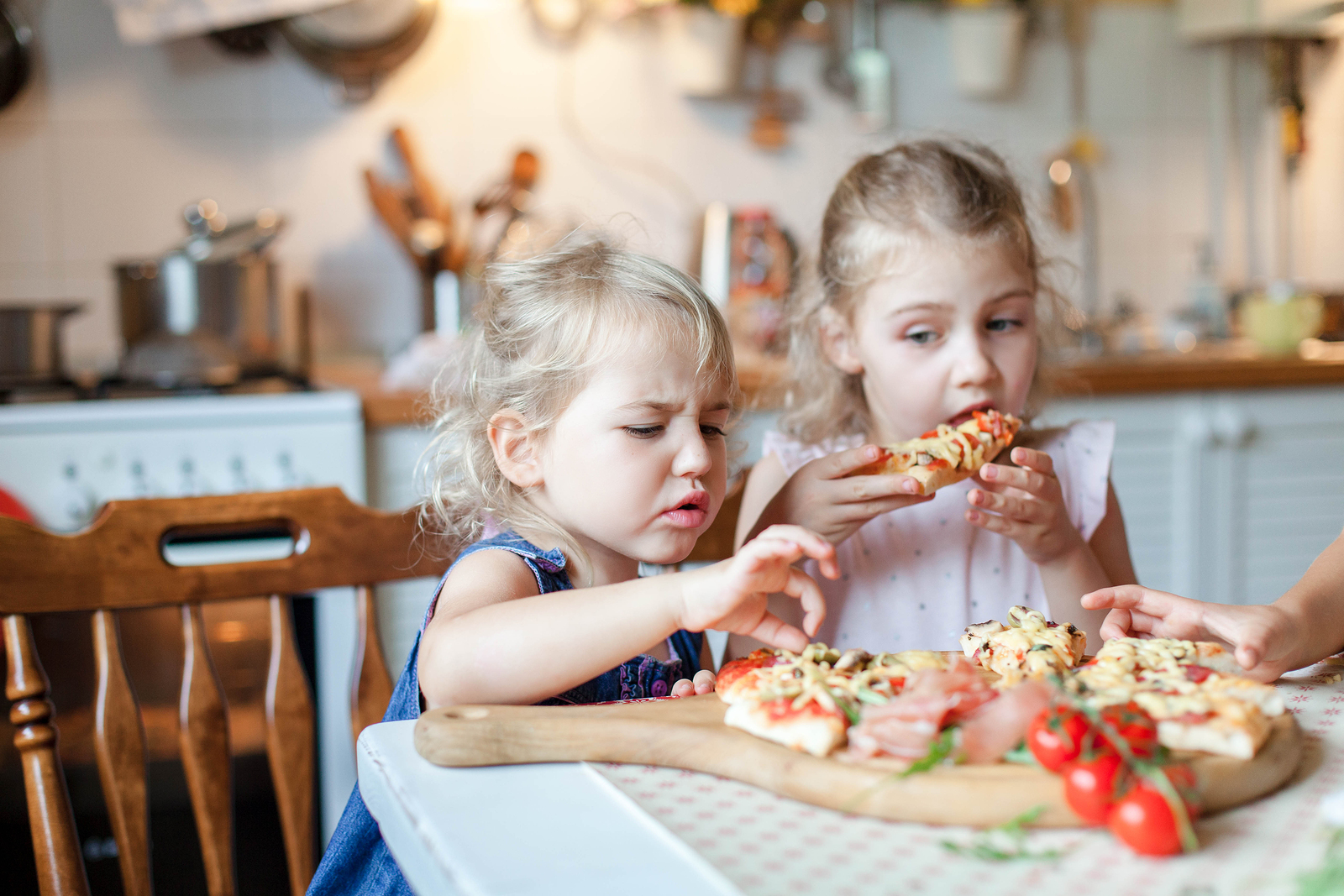 Девочка ест пиццу домашнее